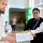আগারগাঁও নির্বাচন কমিশন কার্যালয়ে রাজনৈতিক দল নিবন্ধনের কাগজপত্র ফাইল হস্তান্তর