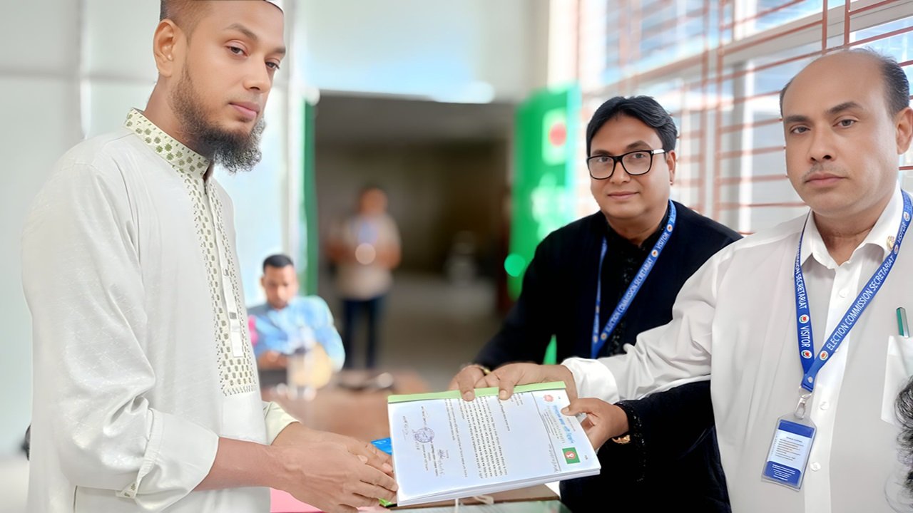 আগারগাঁও নির্বাচন কমিশন কার্যালয়ে রাজনৈতিক দল নিবন্ধনের কাগজপত্র ফাইল হস্তান্তর